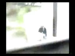 Schwarzes Küken mit Zöpfen papa fickt uns alle kniet nieder, um die Muschi des schwarzen Babys zu essen