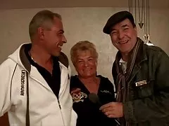 Heiße papa fickt die mama lesbische Freundinnen lieben es, Fotzen vor der Kamera zu lecken