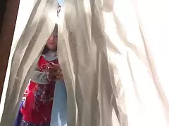 Jenni vater fickt tochter und frau posiert auf der Couch